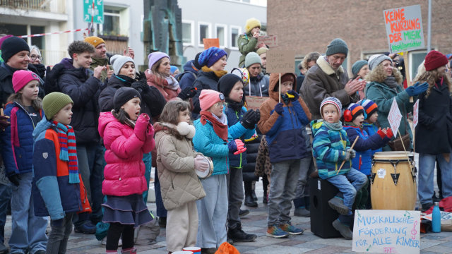 Demonstration gegen Kürzungen bei der OJHS